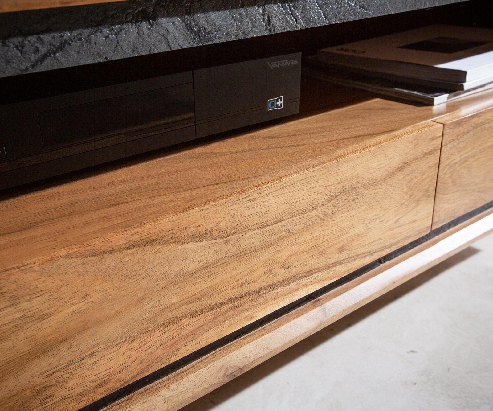 Buffet bas Stonegrace 175 cm acacia nature 1 compartiment 3 tiroirs  placage en pierre flottant 5