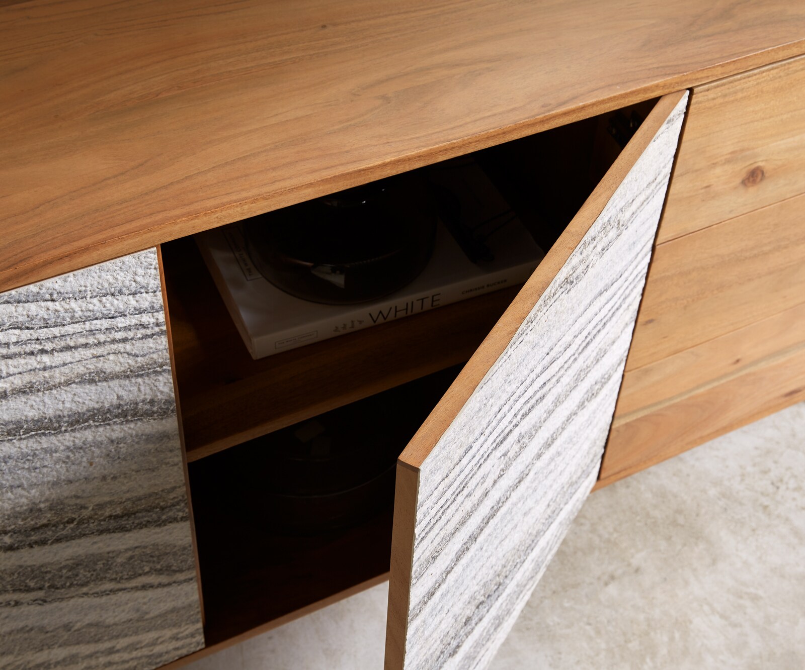 buffet Kleo 175 cm acacia naturel 4 portes pieds angulaires métal noir 4