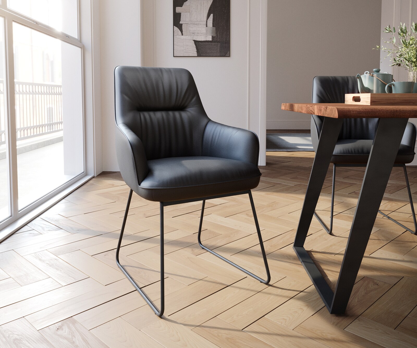Chaise-de-salle-à-manger Zelia-Flex avec accoudoirs cuir de vache noir pied trapèze noir ressorts ensachés