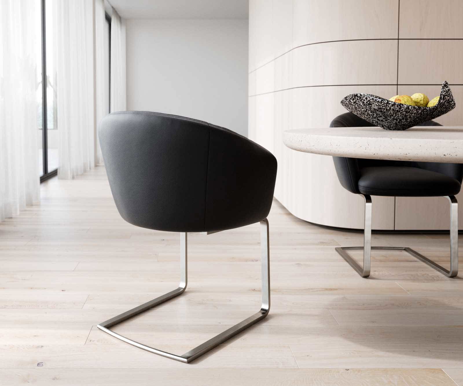 Cantilever Caja-Flex avec accoudoirs cuir de vache noir pied cantilever plat acier inoxydable brossé ressorts ensachés 4 Cantilever Caja-Flex avec accoudoirs cuir de vache noir pied cantilever plat acier inoxydable brossé ressorts ensachés 4