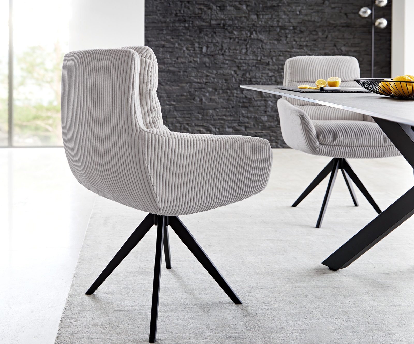 Chaise-de-salle-à-manger Abelia-Flex avec accoudoirs côtelé gris argenté pied croisé angulaire noir 4 Chaise-de-salle-à-manger Abelia-Flex avec accoudoirs côtelé gris argenté pied croisé angulaire noir 4