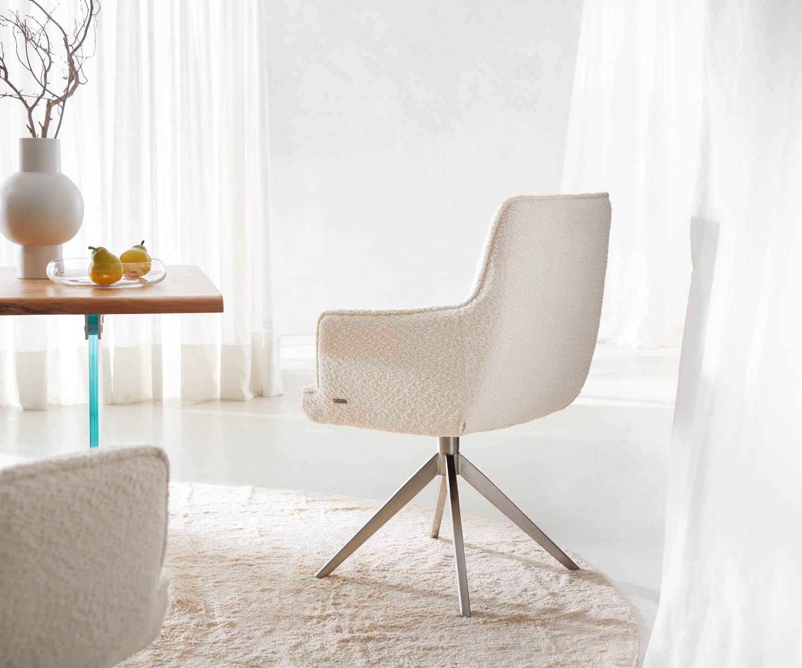 Chaise-pivotante Heira-Flex avec accoudoirs bouclé blanc pied croisé large acier inoxydable brossé pivotement sur 360° ressorts ensachés 4 Chaise-pivotante Heira-Flex avec accoudoirs bouclé blanc pied croisé large acier inoxydable brossé pivotement sur 360° ressorts ensachés 4