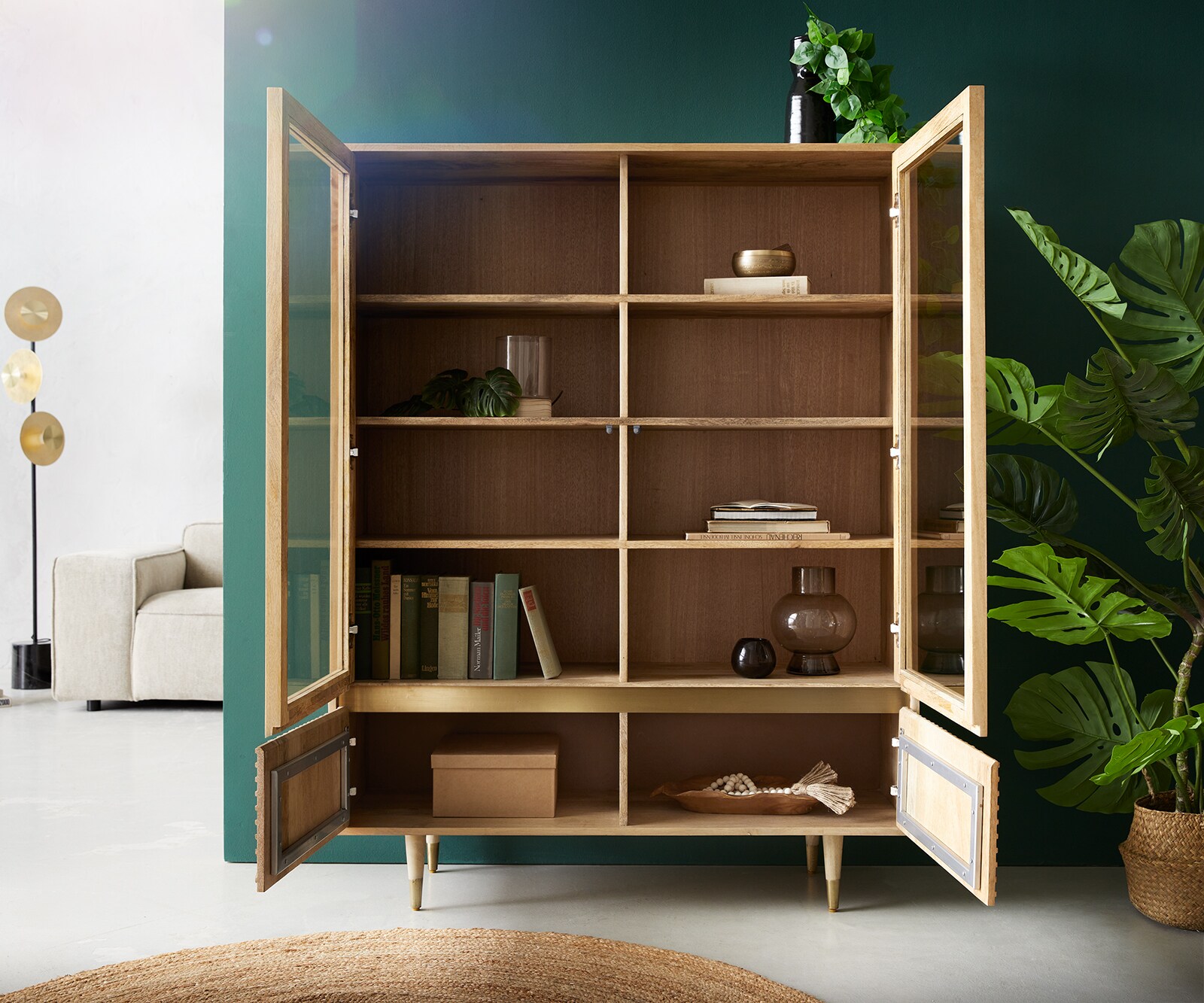 Vitrine Budaya 115x135 cm Manguier naturel 4 portes Pieds coniques 3