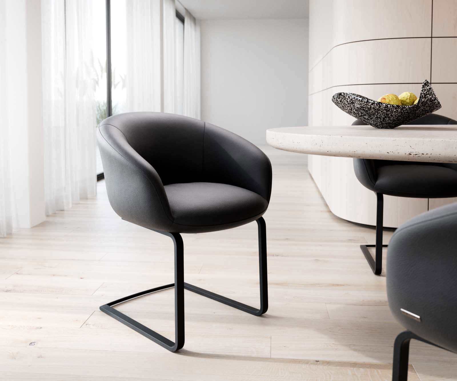 Cantilever Vinka-Flex avec accoudoirs cuir de vache noir pied cantilever plat noir ressorts ensachés Cantilever Vinka-Flex avec accoudoirs cuir de vache noir pied cantilever plat noir ressorts ensachés