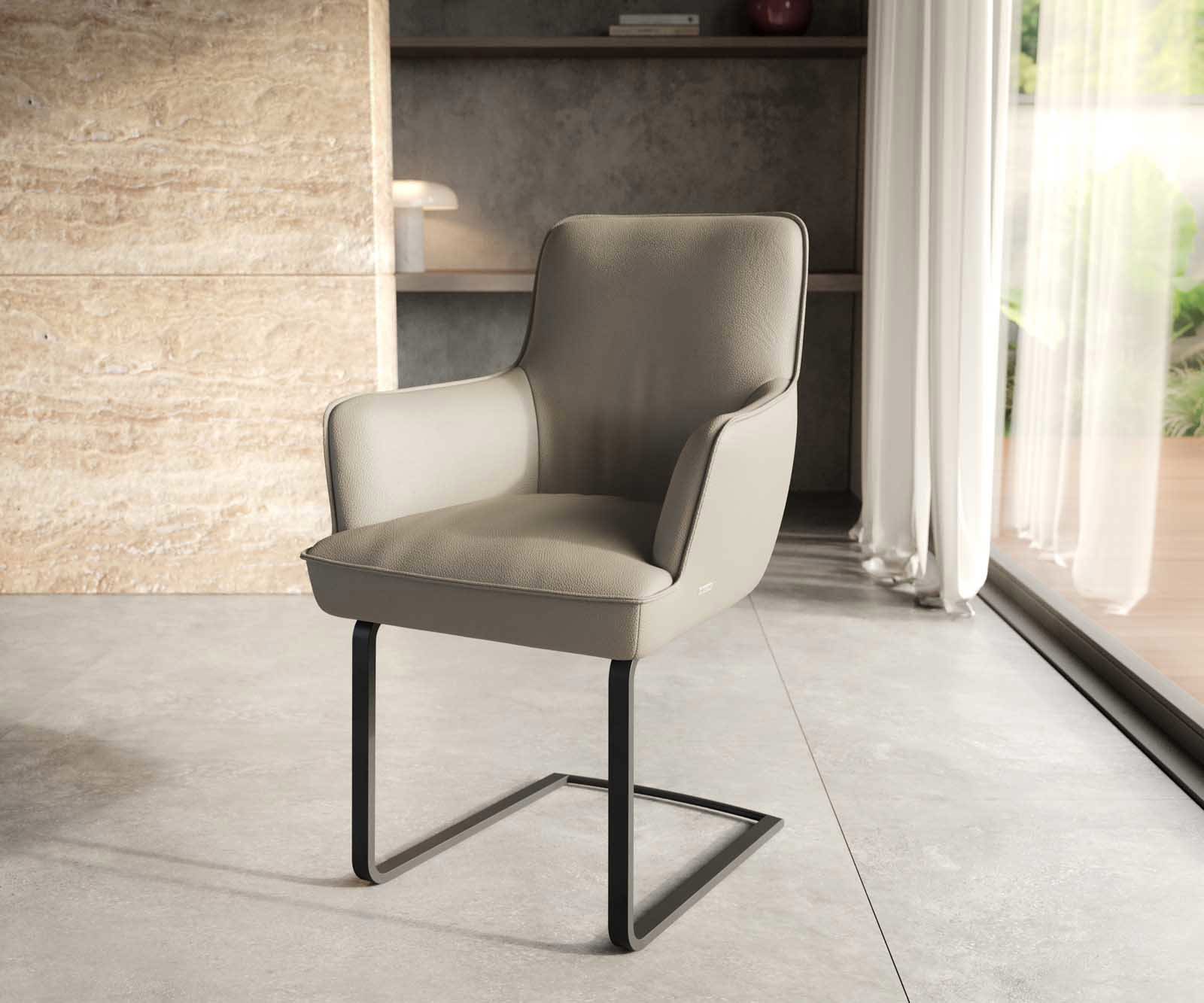 Cantilever Heira-Flex avec accoudoirs cuir de vache couleur boue pied cantilever plat noir ressorts ensachés Cantilever Heira-Flex avec accoudoirs cuir de vache couleur boue pied cantilever plat noir ressorts ensachés