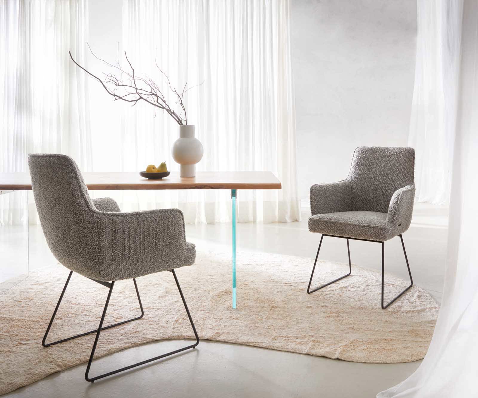 Chaise-de-salle-à-manger Heira-Flex avec accoudoirs bouclé gris argenté pied trapèze noir ressorts ensachés 5 Chaise-de-salle-à-manger Heira-Flex avec accoudoirs bouclé gris argenté pied trapèze noir ressorts ensachés 5