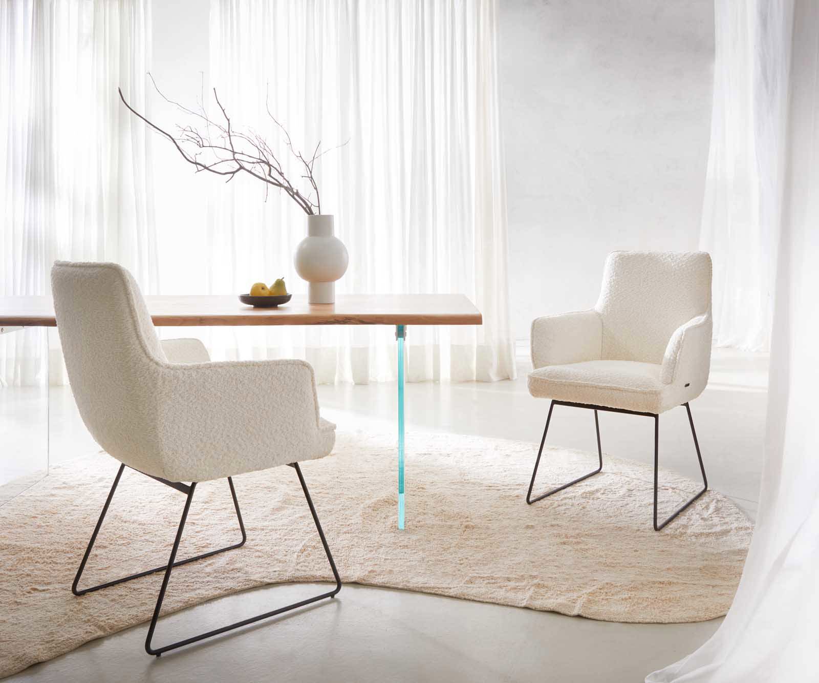 Chaise-de-salle-à-manger Heira-Flex avec accoudoirs bouclé blanc pied trapèze noir ressorts ensachés 6 Chaise-de-salle-à-manger Heira-Flex avec accoudoirs bouclé blanc pied trapèze noir ressorts ensachés 6