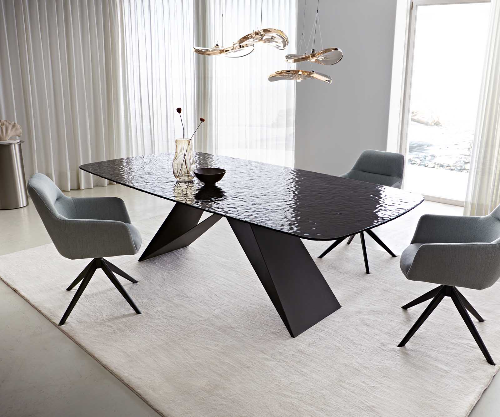 Table à manger Edge en forme de bateau 240x120 verre fondu noir fumé relief en 3D cadre en V acier plat noir 2