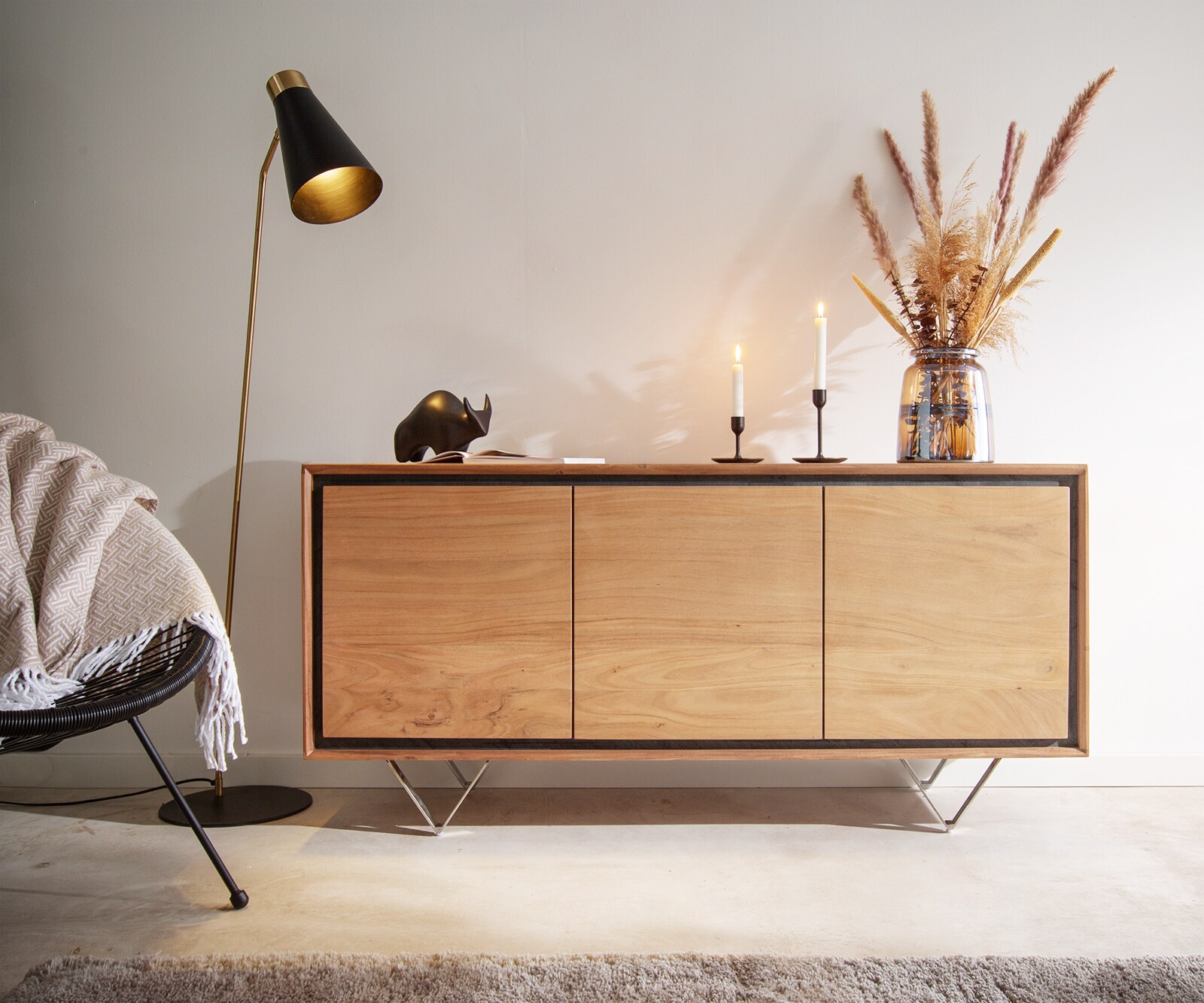 Buffet Stonegrace 145 cm acacia nature 3 portes placage en pierre pieds en V 1