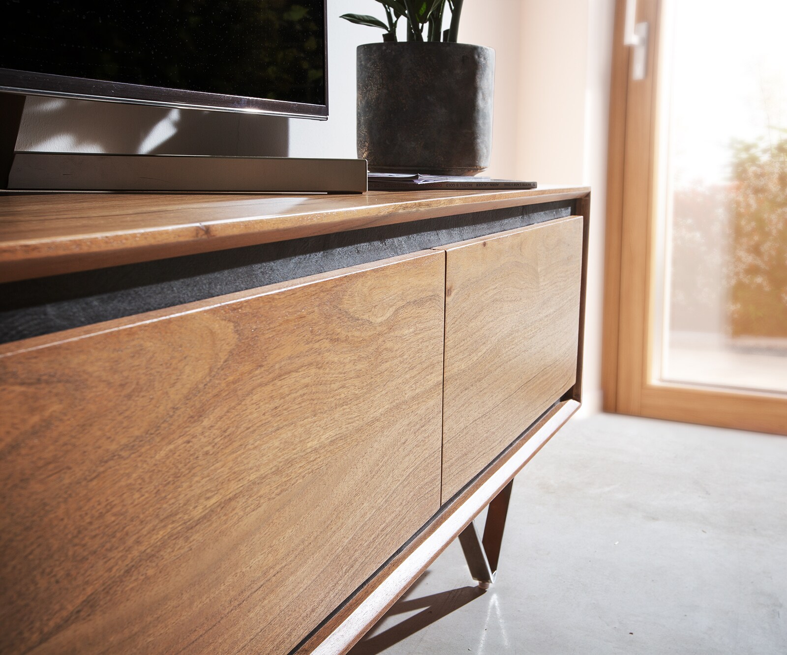Buffet bas Stonegrace 200 cm acacia nature 4 portes placage en pierre pieds en V 3