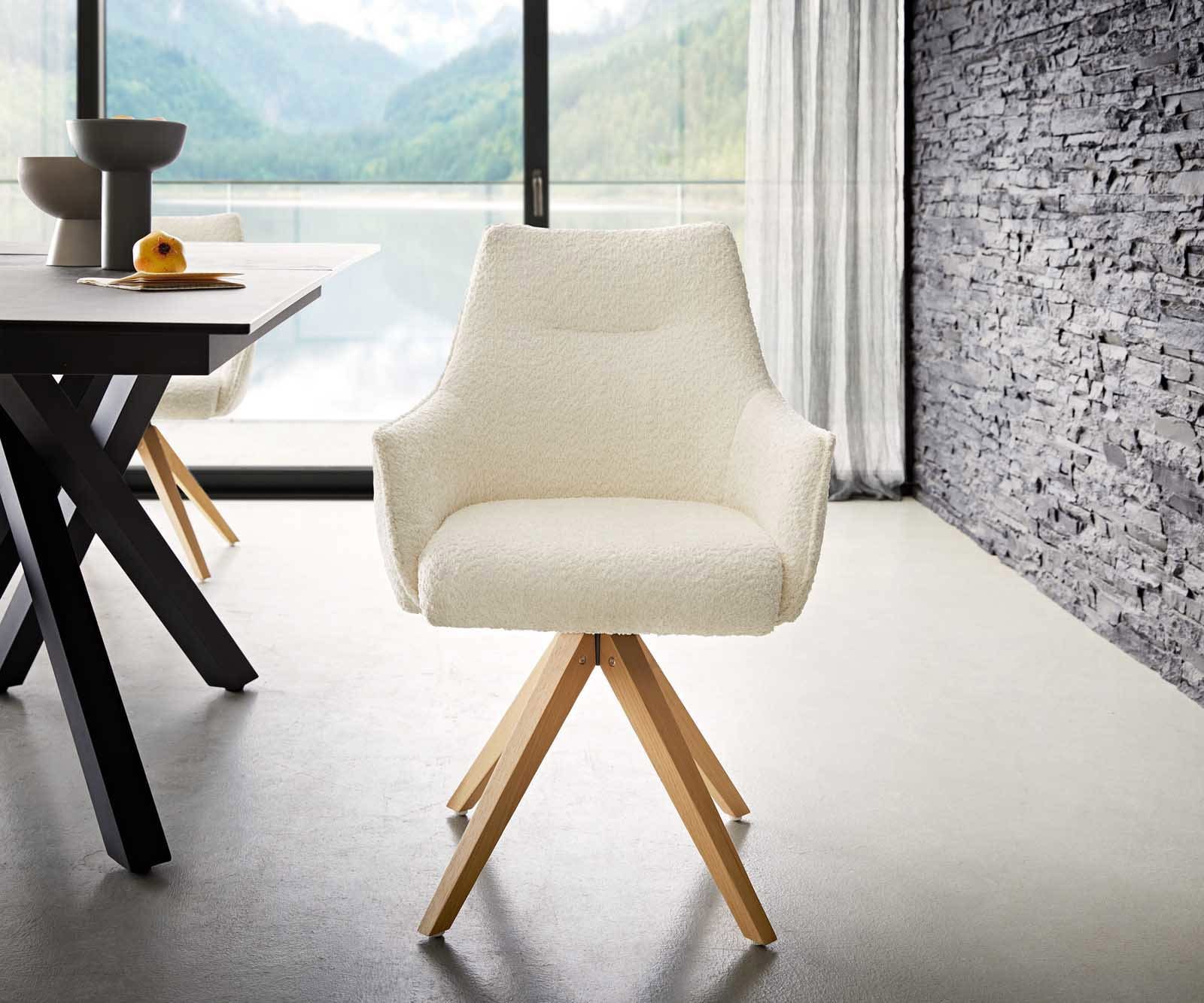 Chaise-pivotante Alja-Flex avec accoudoirs bouclé blanc pied en bois angulaire naturel pivotement sur 180° ressorts ensachés 1 Chaise-pivotante Alja-Flex avec accoudoirs bouclé blanc pied en bois angulaire naturel pivotement sur 180° ressorts ensachés 1