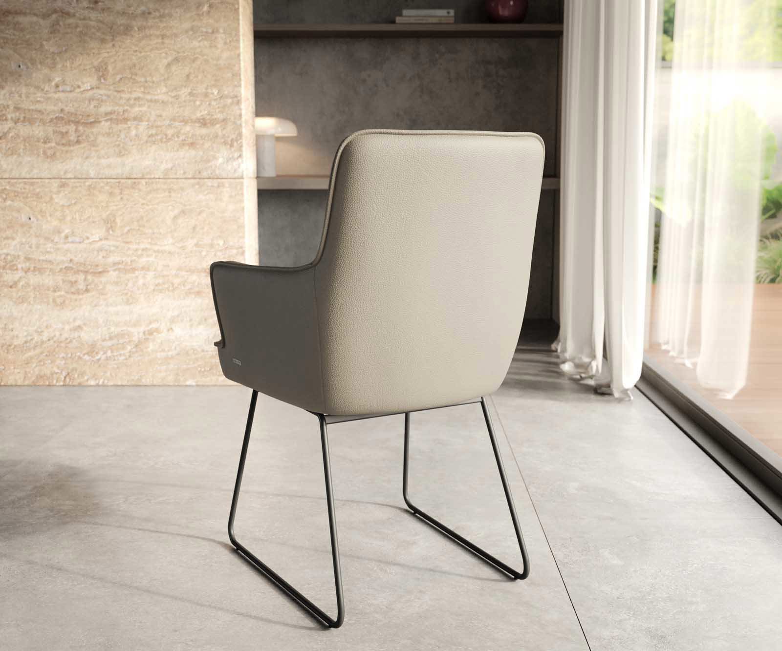 Chaise-de-salle-à-manger Heira-Flex avec accoudoirs cuir de vache couleur boue pied trapèze noir ressorts ensachés 3 Chaise-de-salle-à-manger Heira-Flex avec accoudoirs cuir de vache couleur boue pied trapèze noir ressorts ensachés 3