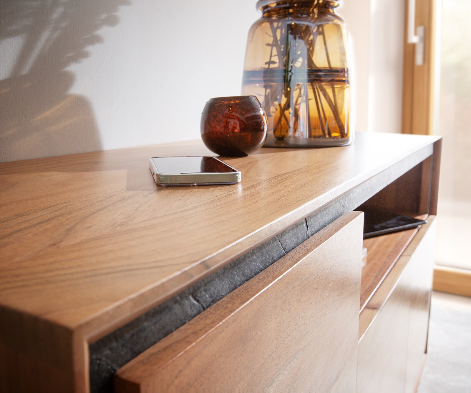 Buffet Stonegrace 145 cm acacia nature 3 portes 1 compartiment placage en pierre pieds en V 4