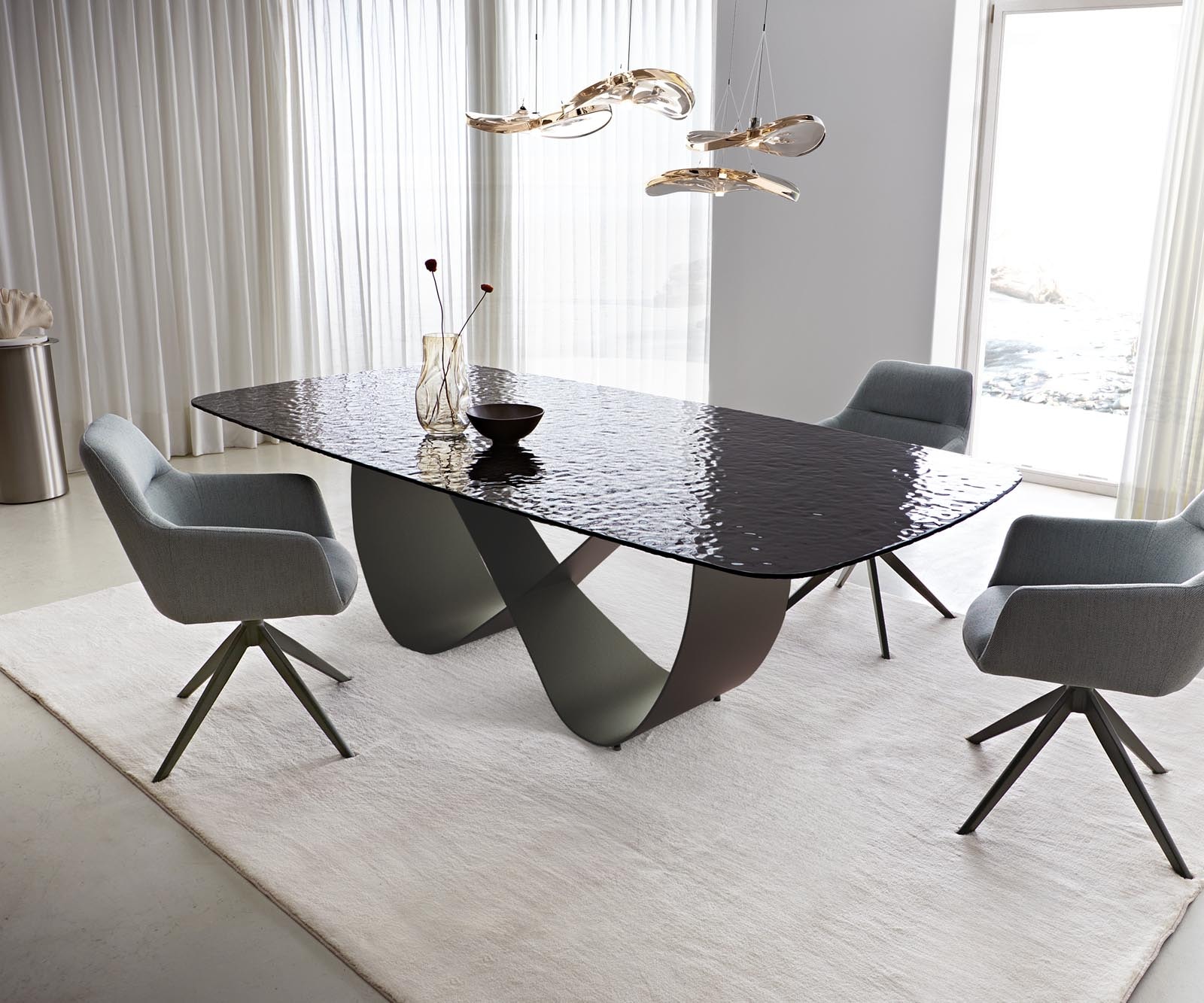 Table à manger Edge Boot 240x120 Verre en relief noir fumé Design 3D Infinity Métal finition effet titane Table à manger Edge Boot 240x120 Verre en relief noir fumé Design 3D Infinity Métal finition effet titane