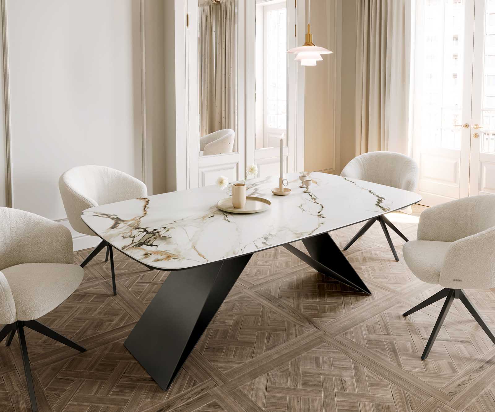 Table à manger Edge en forme de bateau 200x100 céramique Calacatta Luxe blanc-doré-gris cadre en V acier plat noir Table à manger Edge en forme de bateau 200x100 céramique Calacatta Luxe blanc-doré-gris cadre en V acier plat noir