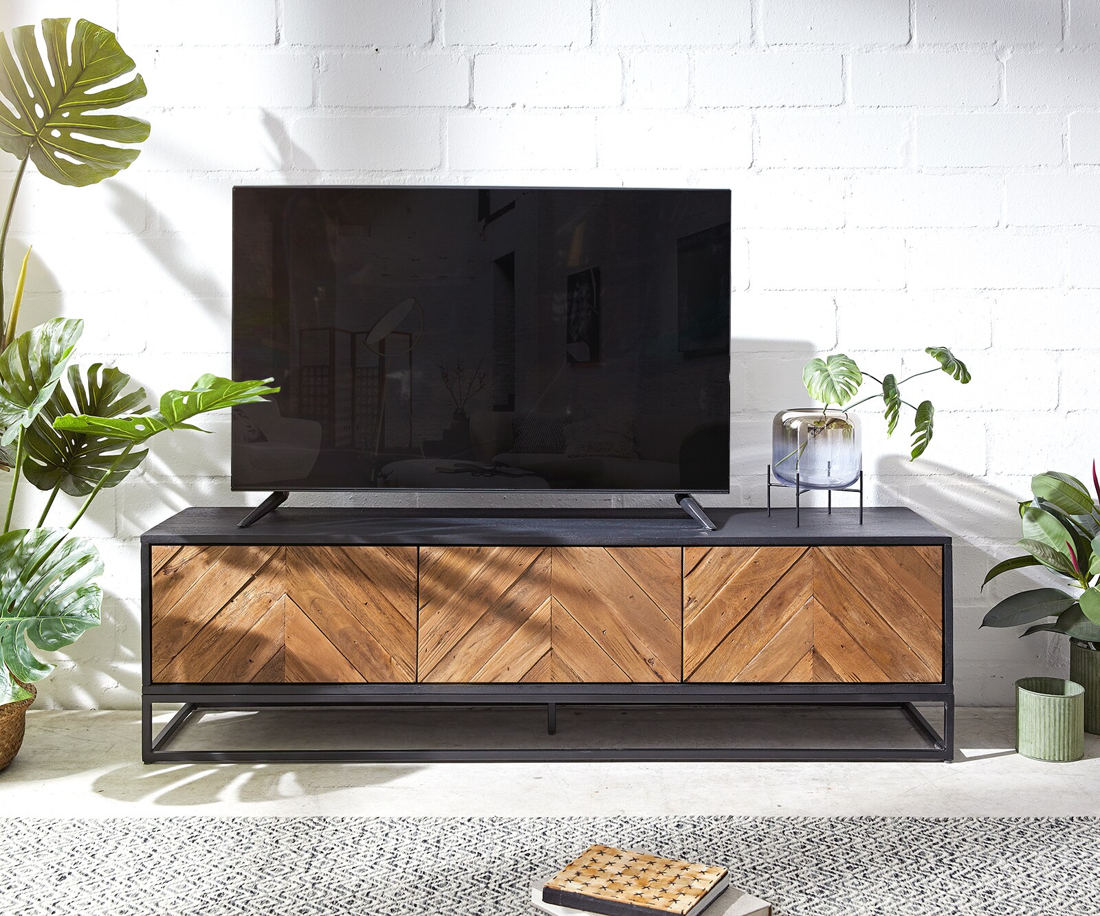 Meuble-TV Famke 145 cm manguier teck 3 portes 1