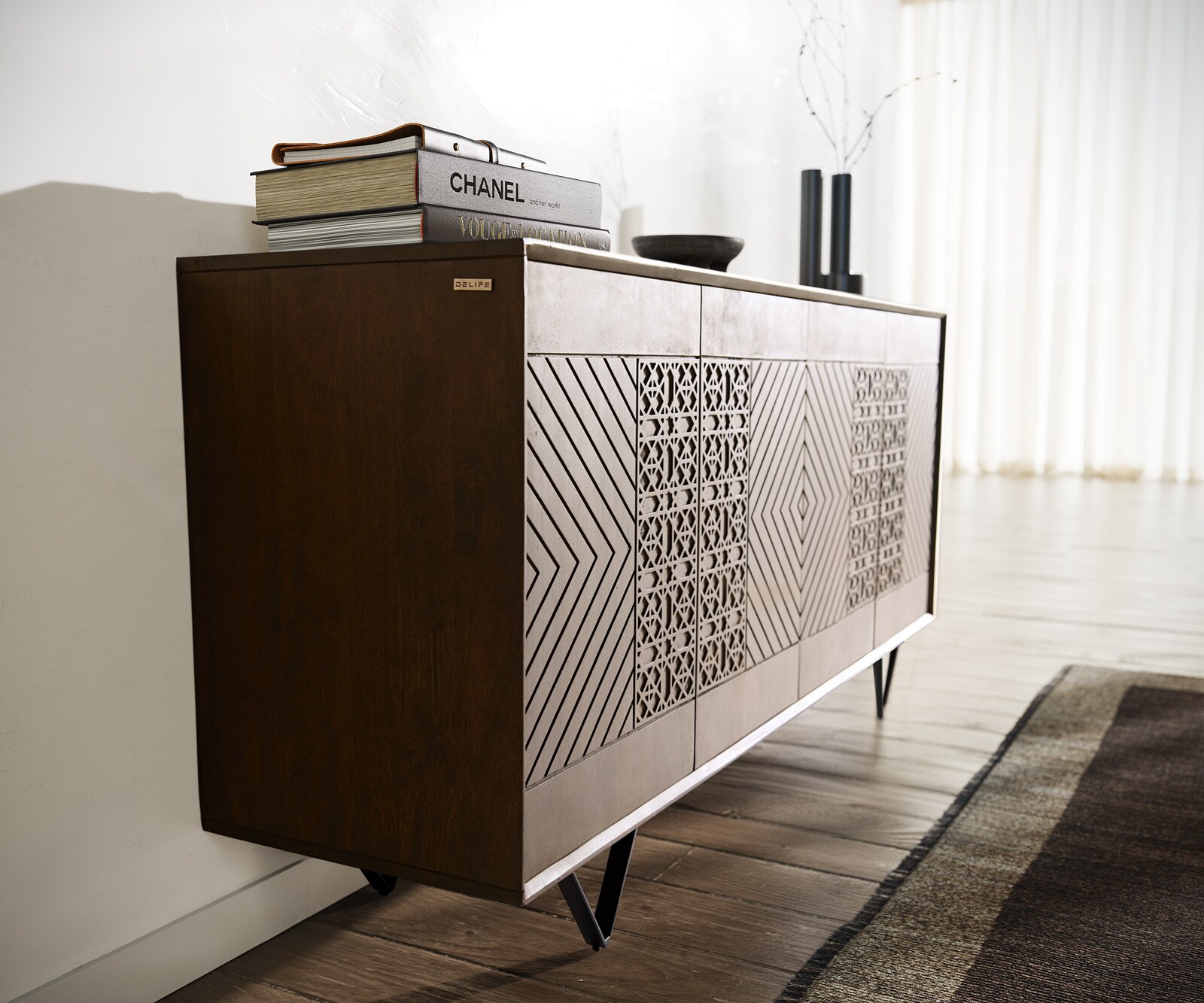 Buffet Manjula 145 cm Manguier marron 4 portes Pied en V métal noir 4
