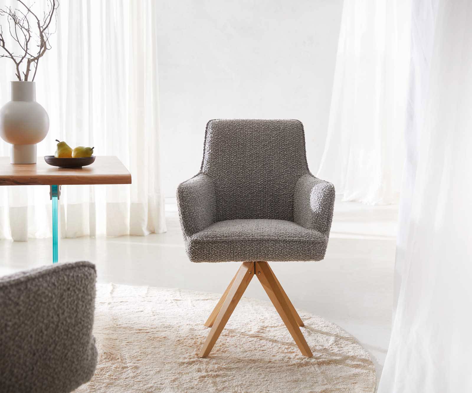 Chaise-pivotante Heira-Flex avec accoudoirs bouclé gris argenté pied en bois angulaire naturel pivotement sur 180° ressorts ensachés 1 Chaise-pivotante Heira-Flex avec accoudoirs bouclé gris argenté pied en bois angulaire naturel pivotement sur 180° ressorts ensachés 1