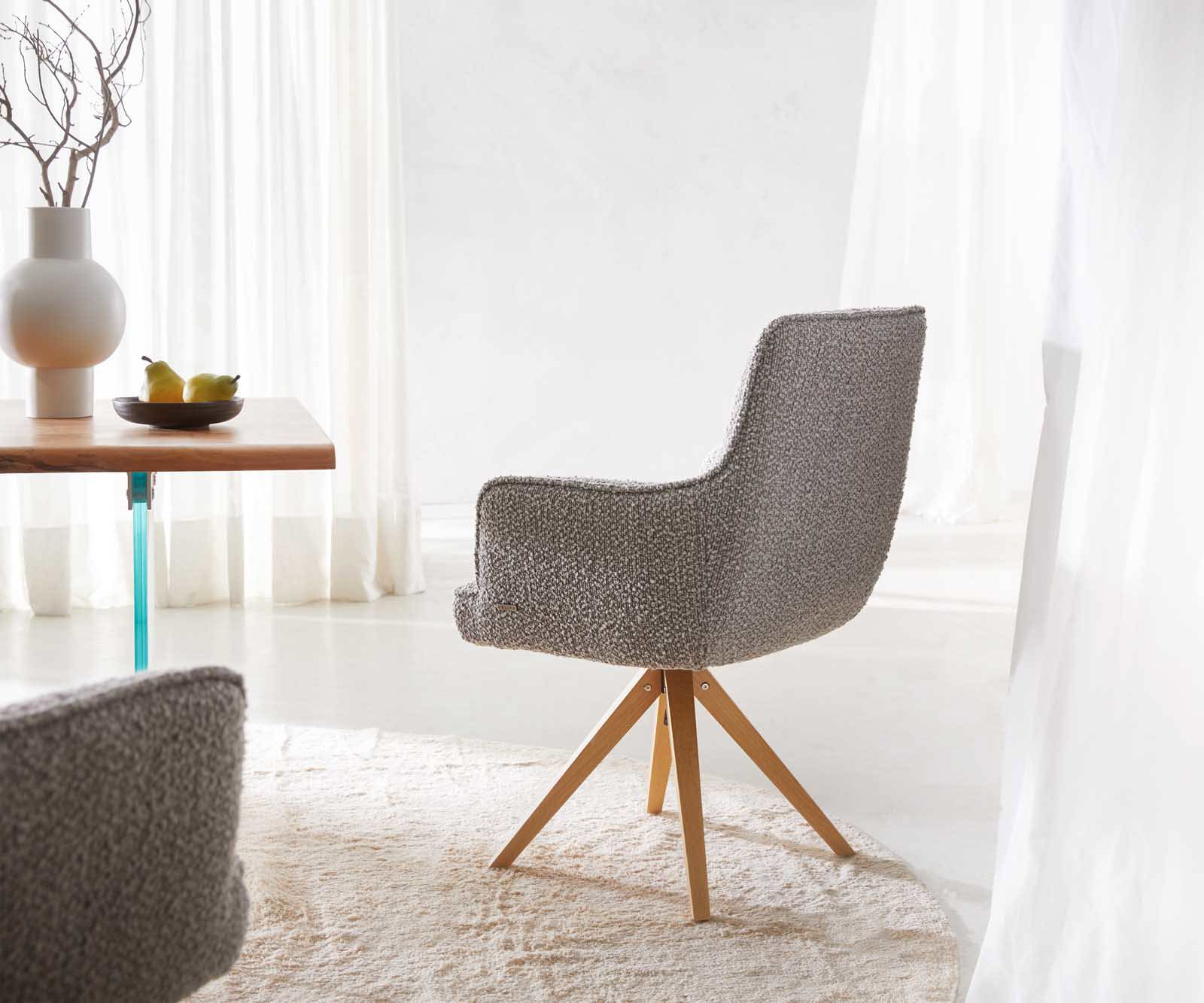 Chaise-pivotante Heira-Flex avec accoudoirs bouclé gris argenté pied en bois angulaire naturel pivotement sur 180° ressorts ensachés 4 Chaise-pivotante Heira-Flex avec accoudoirs bouclé gris argenté pied en bois angulaire naturel pivotement sur 180° ressorts ensachés 4