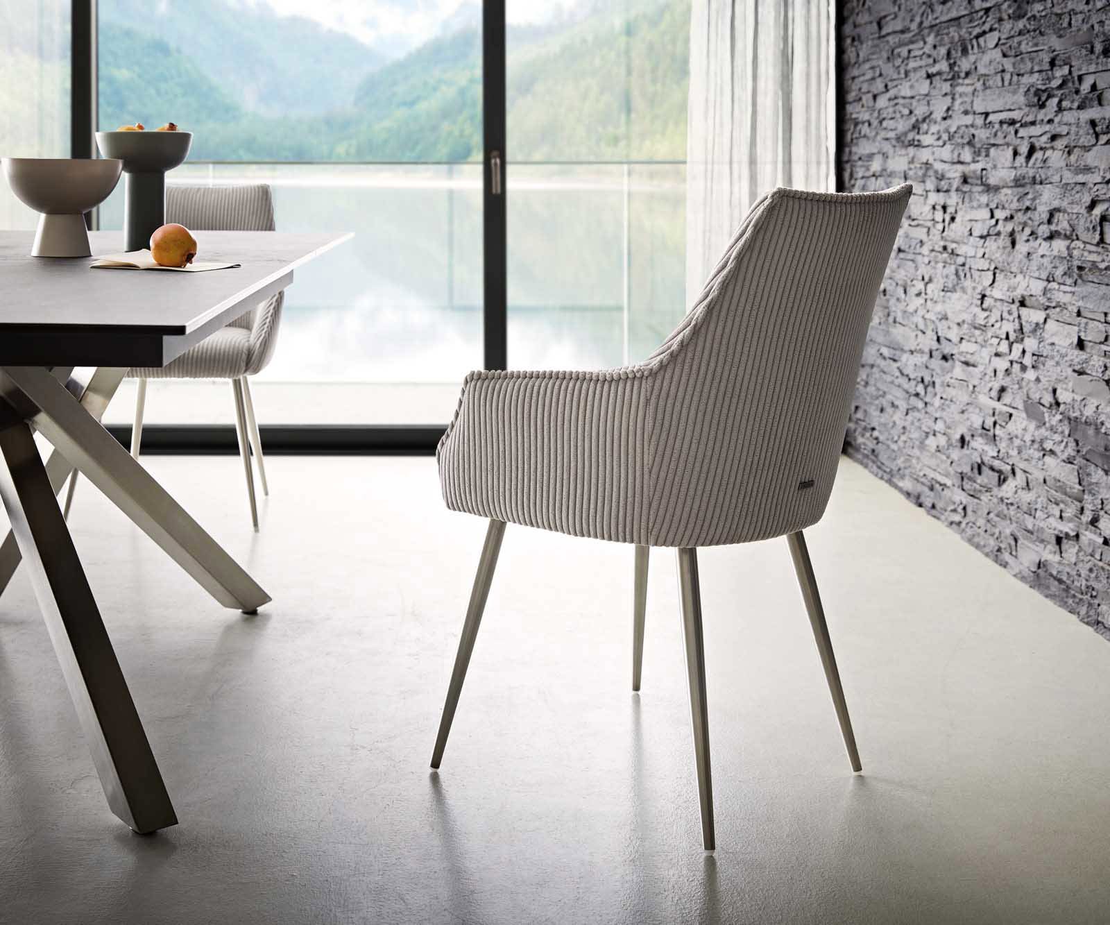 Chaise-de-salle-à-manger Alja-Flex avec accoudoirs côtelé gris argenté 4 pieds coniques acier inoxydable brossé ressorts ensachés 4 Chaise-de-salle-à-manger Alja-Flex avec accoudoirs côtelé gris argenté 4 pieds coniques acier inoxydable brossé ressorts ensachés 4