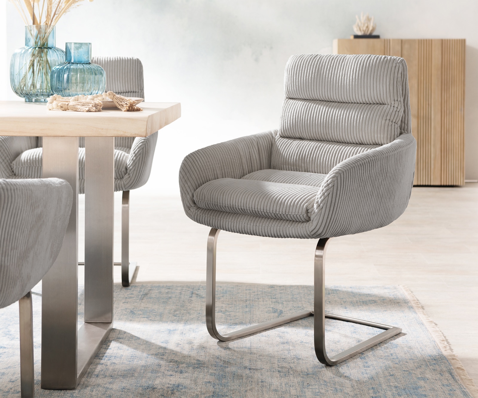 Cantilever Abelia-Flex avec accoudoirs côtelé gris argenté pied cantilever plat acier inoxydable brossé Cantilever Abelia-Flex avec accoudoirs côtelé gris argenté pied cantilever plat acier inoxydable brossé