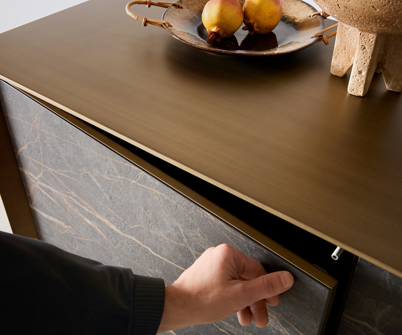 Buffet Yori 200 cm Or métallique 2 portes 3 tiroirs flottant Métal noir Céramique Laminam®Noir Desir Marron 5 Buffet Yori 200 cm Or métallique 2 portes 3 tiroirs flottant Métal noir Céramique Laminam®Noir Desir Marron 5