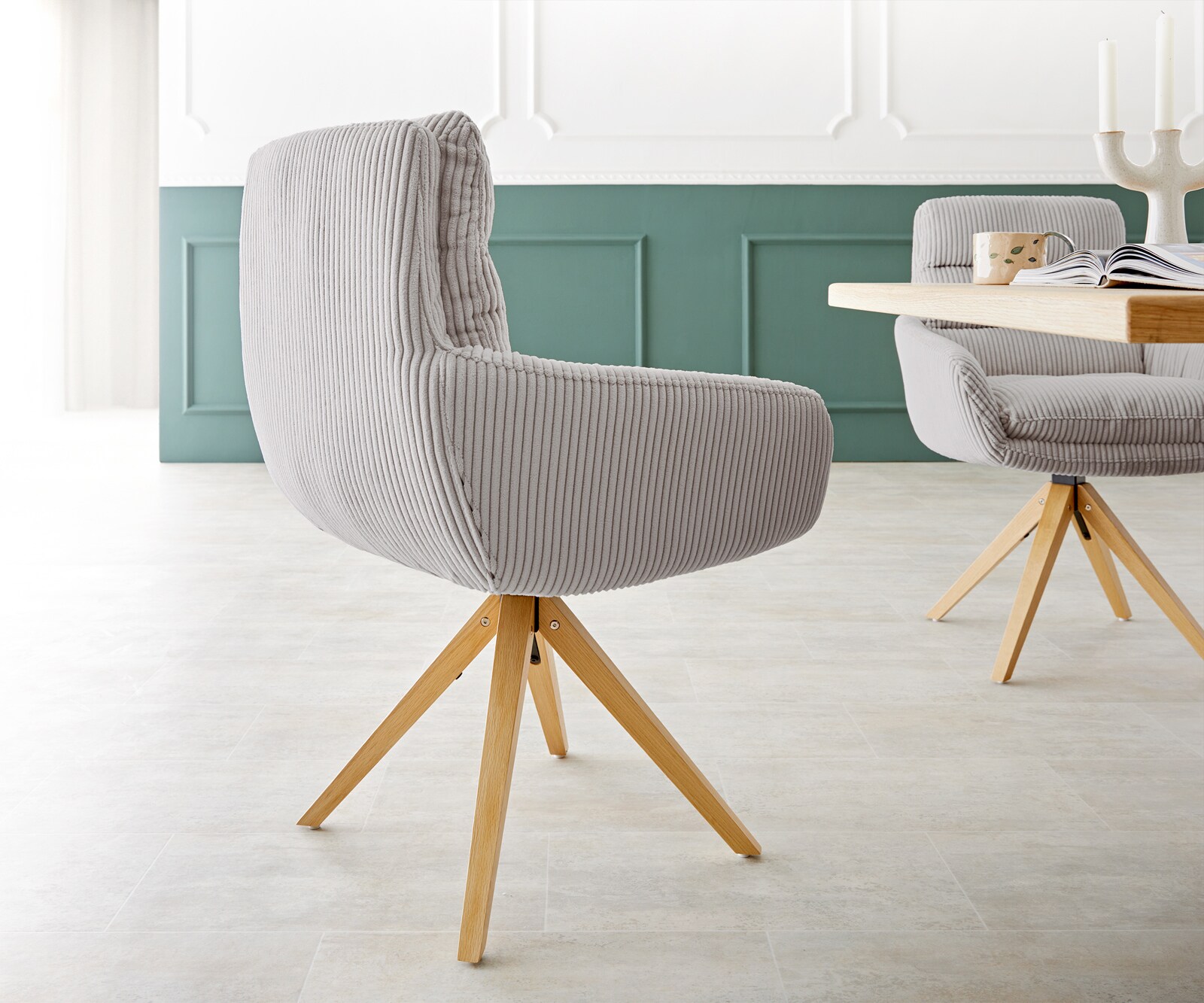 Chaise-de-salle-à-manger Abelia-Flex avec accoudoirs côtelé gris argenté pied en bois angulaire naturel 4 Chaise-de-salle-à-manger Abelia-Flex avec accoudoirs côtelé gris argenté pied en bois angulaire naturel 4