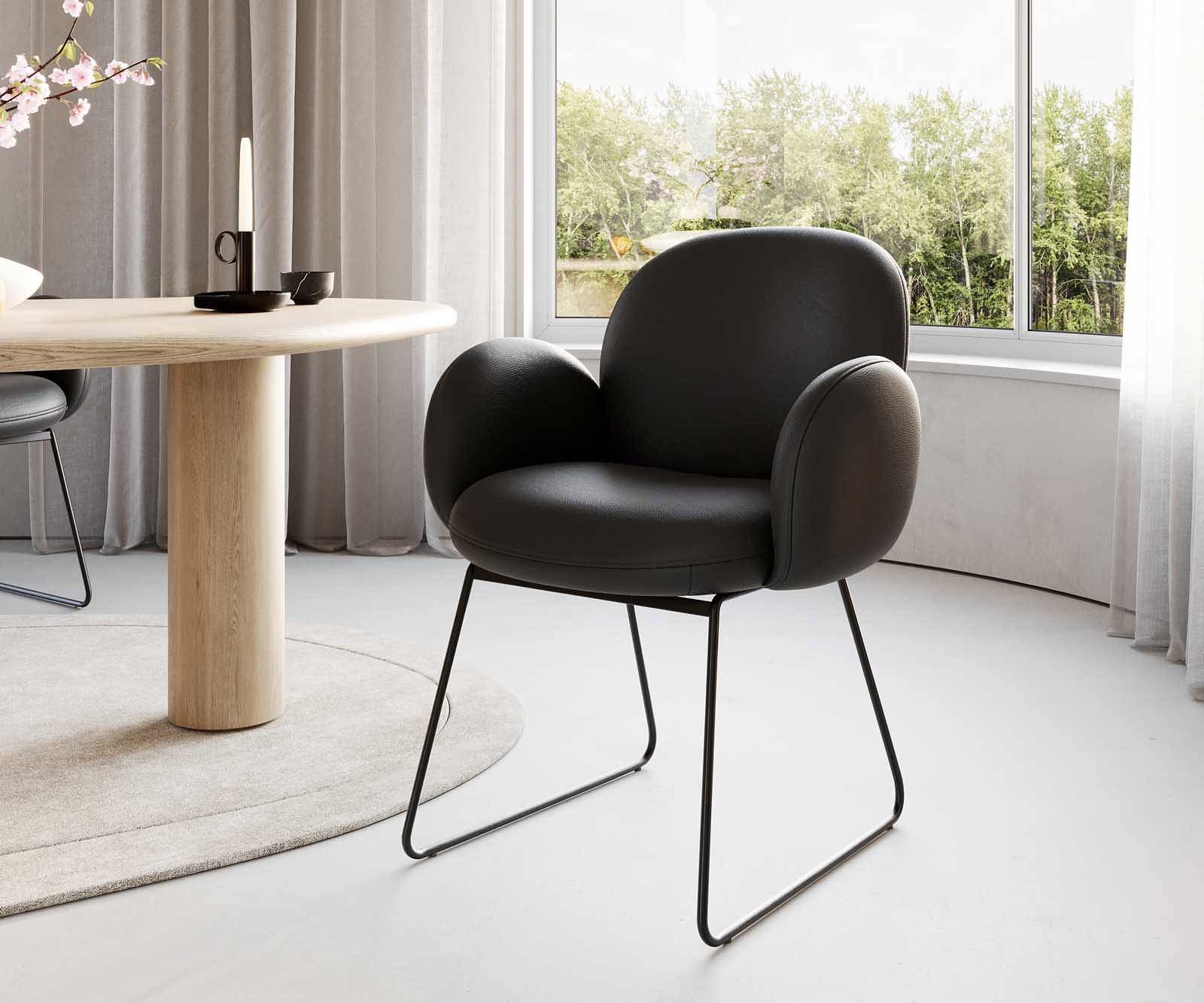 Chaise-de-salle-à-manger Nube-Flex avec accoudoirs cuir de vache noir pied trapèze noir ressorts ensachés 1
