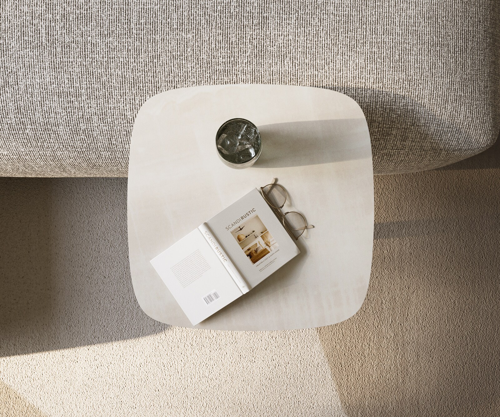 table d’appoint Edge forme bateau 50x50 cm céramique Onyx Champagne Eleny métal finition effet titane 4