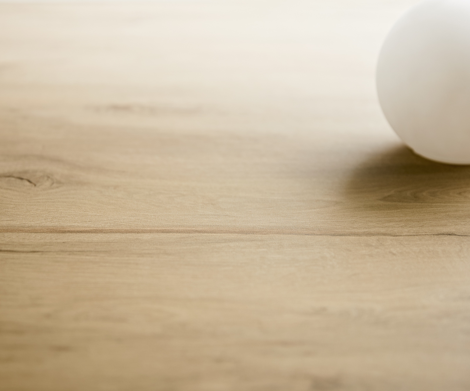 Table à manger Edge en forme de bateau 200x100 céramique Laminam® Sabbia couleur chêne cadre en V acier plat noir Table à manger Edge en forme de bateau 200x100 céramique Laminam® Sabbia couleur chêne cadre en V acier plat noir