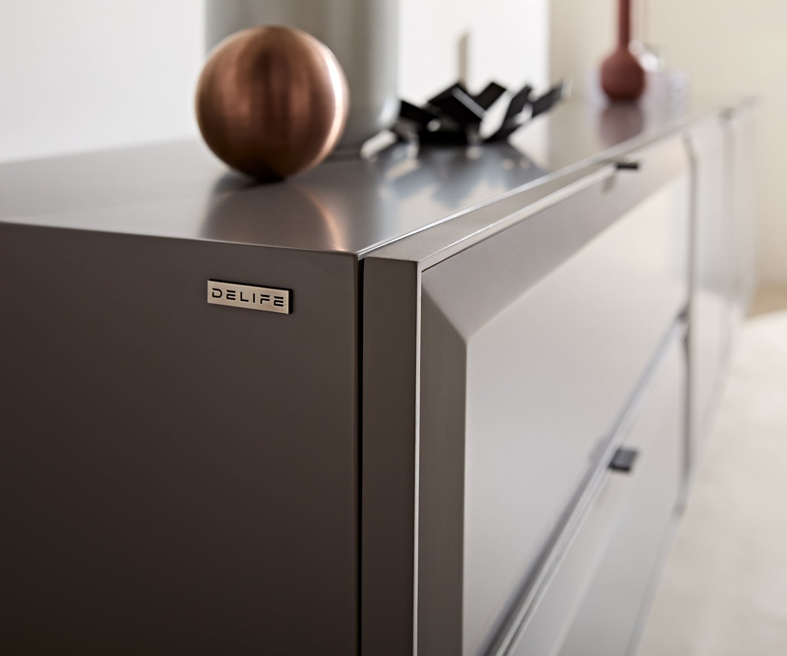 Meuble-TV Marellia 220 cm Gris 3 portes 2 tiroirs Pied équerre inoxydable 5 Meuble-TV Marellia 220 cm Gris 3 portes 2 tiroirs Pied équerre inoxydable 5