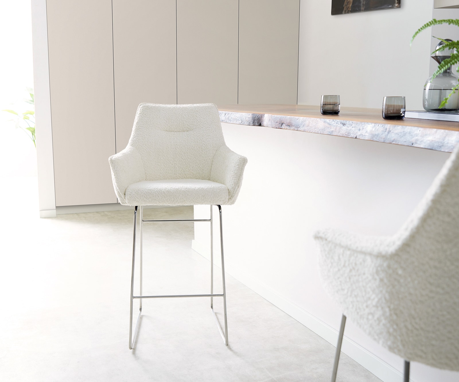 Chaise-de-bar Alja-Flex Bouclé Blanc Cadre à patins en acier inoxydable Ressorts ensachés 2