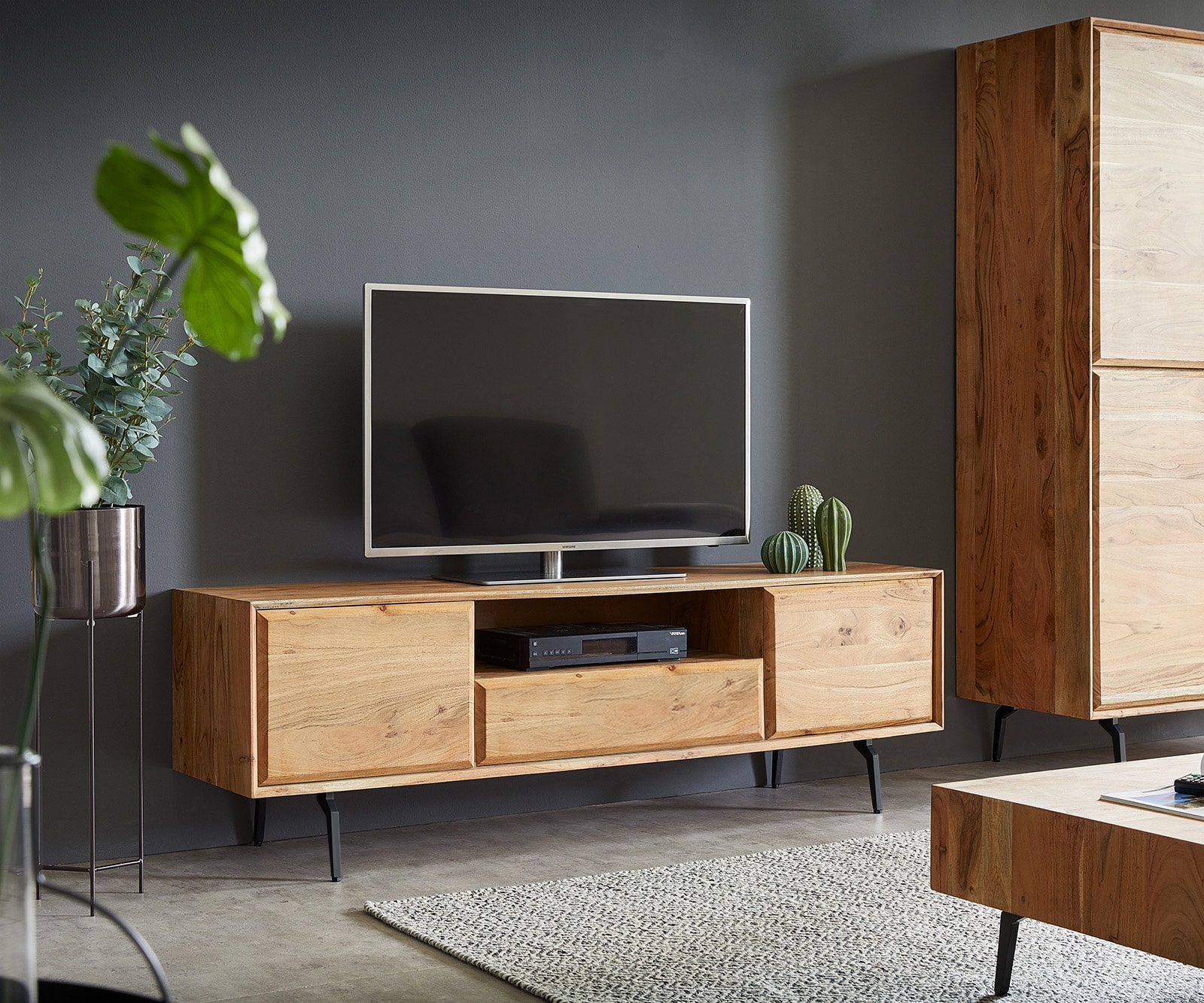 Meuble-TV Shari 160 cm acacia naturel 2 portes 1 tiroir 1 compartiment pied équerre métal noir Meuble-TV Shari 160 cm acacia naturel 2 portes 1 tiroir 1 compartiment pied équerre métal noir