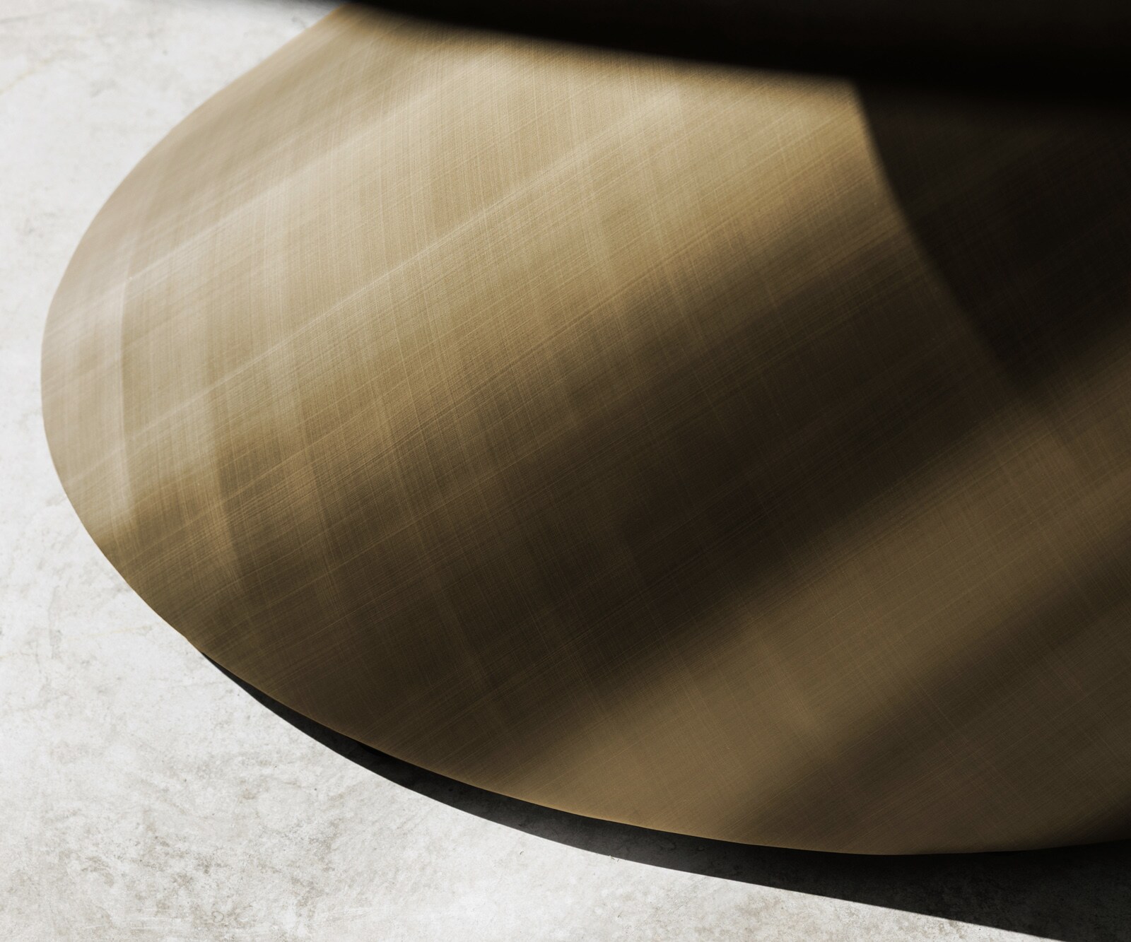 Table basse Edge Oval 140x80 cm céramique Minas Melange Conis doré métallique 7