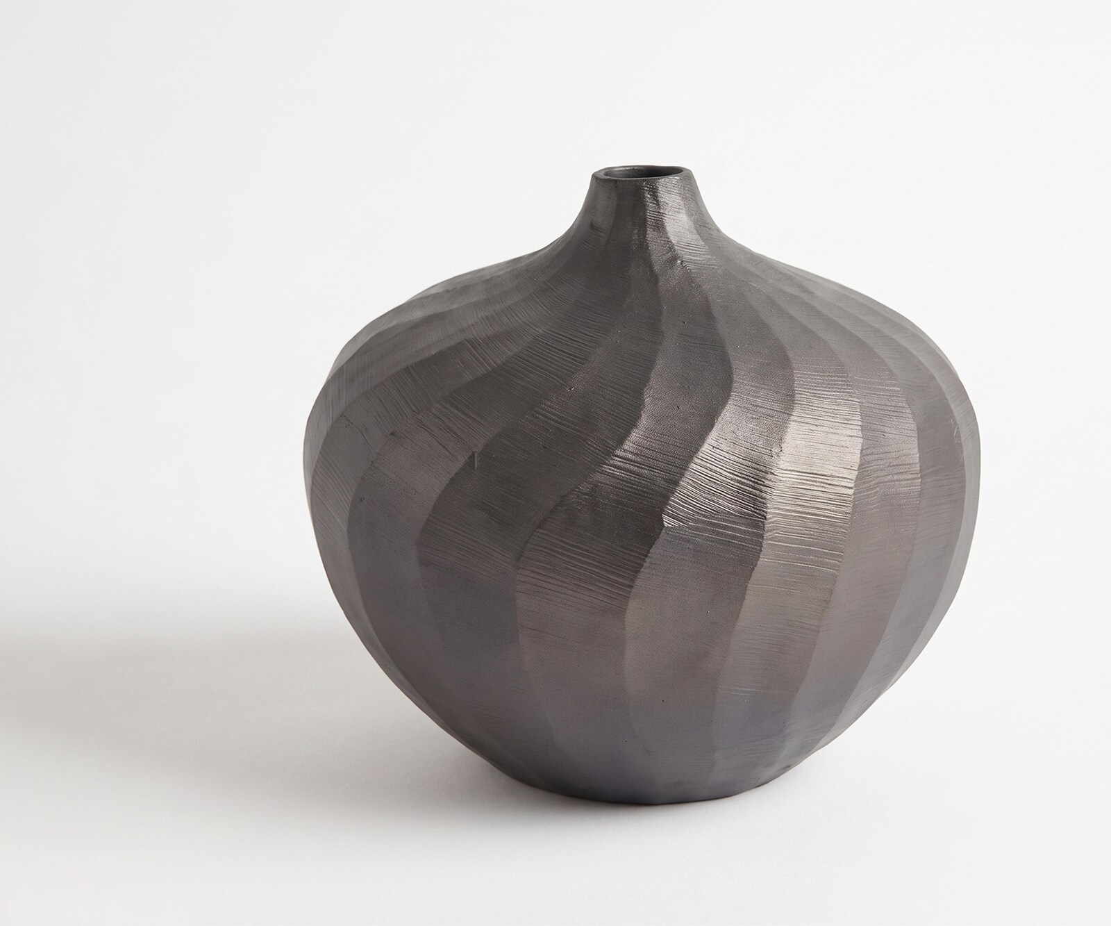 Vase Torvia l25 x P25 x H23 cm Aluminium Hämatit Fait main