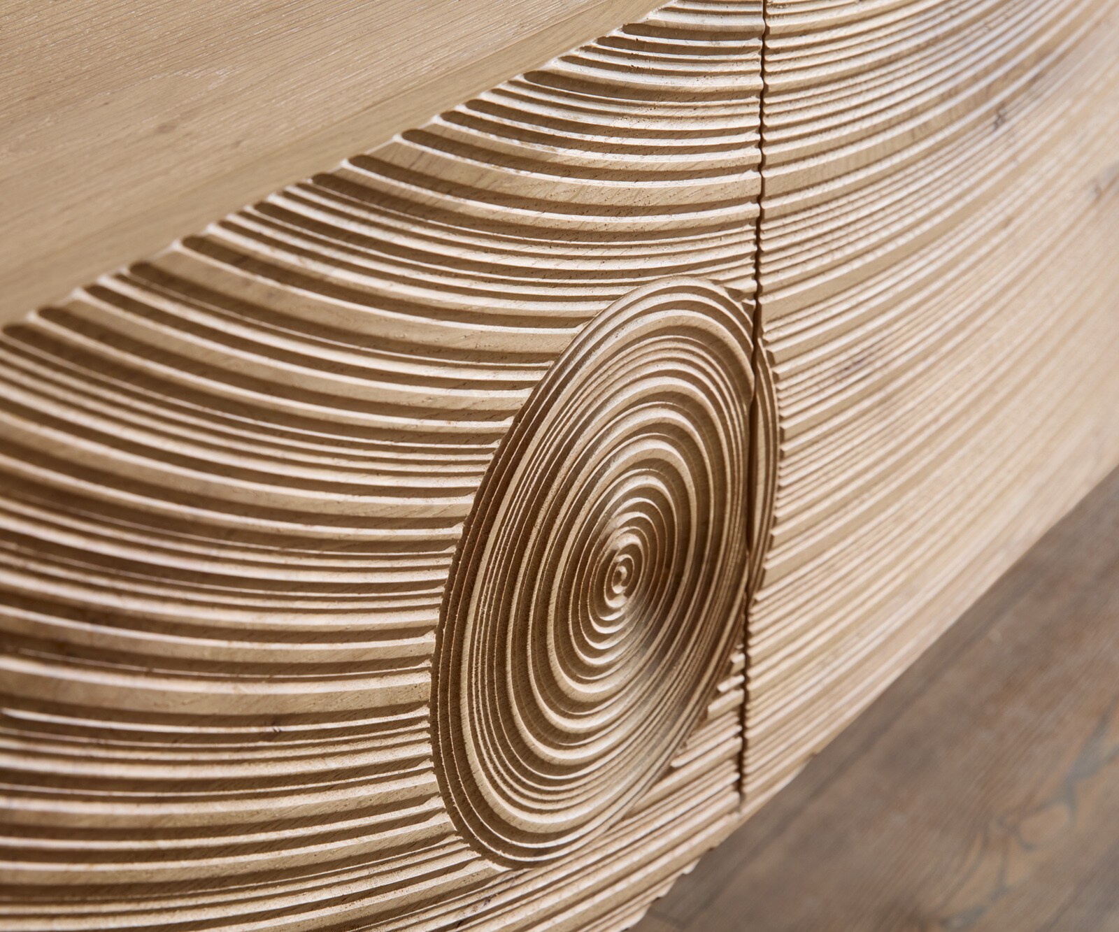 Buffet Ashara 200 cm chêne naturel effet 3D 4 portes pieds effet flottant verre acrylique 3