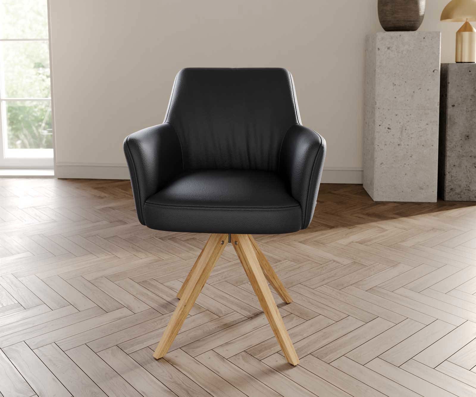 Chaise-pivotante Xana-Flex avec accoudoirs cuir de vache noir pied en bois angulaire naturel pivotement sur 180° ressorts ensachés 1 Chaise-pivotante Xana-Flex avec accoudoirs cuir de vache noir pied en bois angulaire naturel pivotement sur 180° ressorts ensachés 1