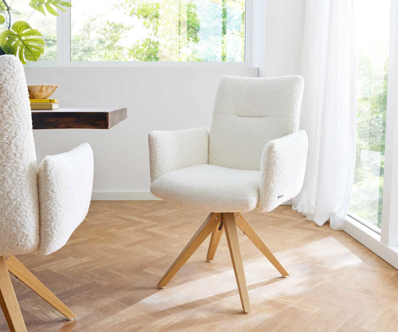 Chaise-pivotante Jova-Flex avec accoudoirs bouclé blanc pied en bois angulaire naturel pivotement sur 180° ressorts ensachés Chaise-pivotante Jova-Flex avec accoudoirs bouclé blanc pied en bois angulaire naturel pivotement sur 180° ressorts ensachés