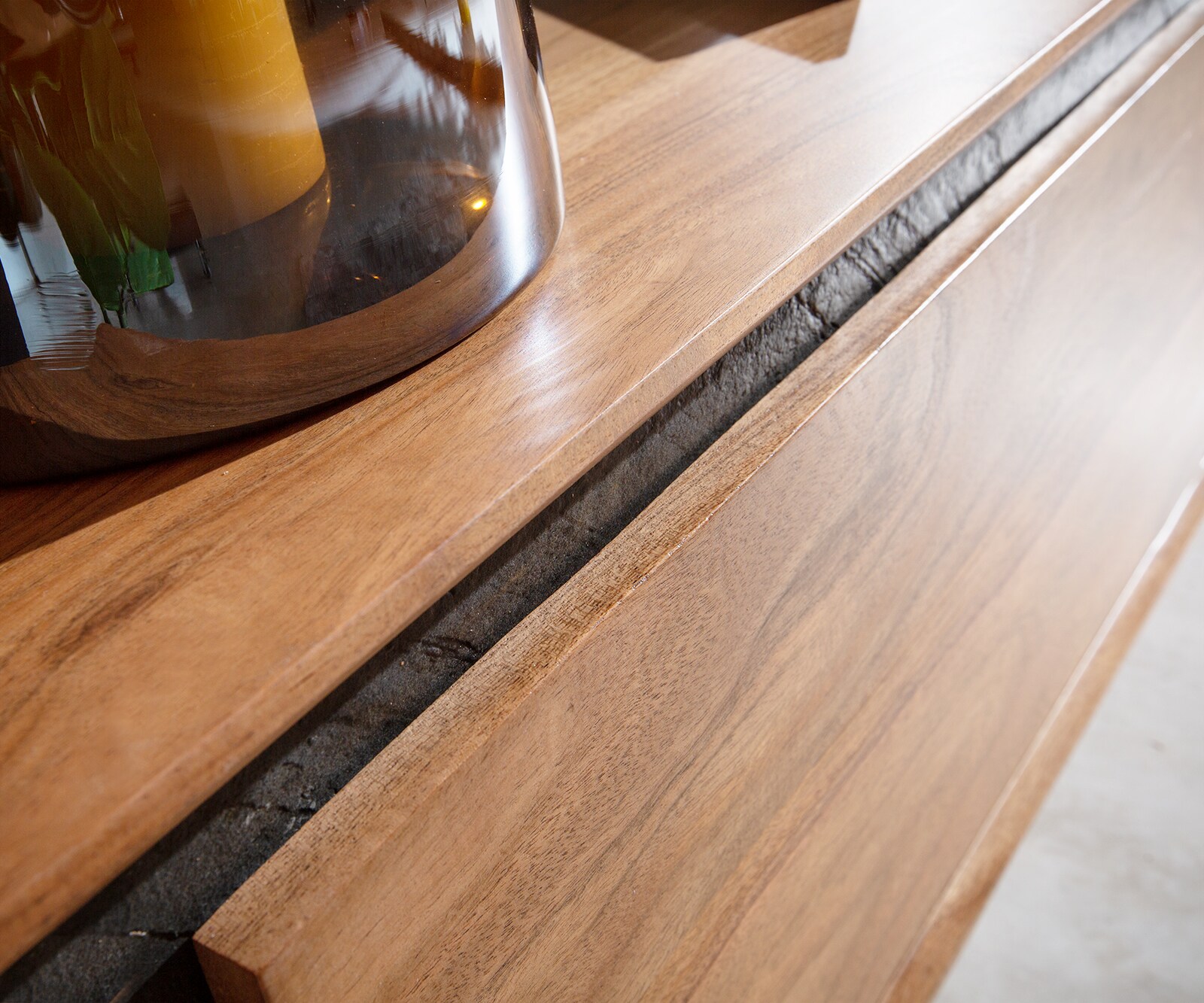 Buffet bas Stonegrace 175 cm acacia nature 2 portes 1 compartiment 1 tiroir placage en pierre pieds en V 3