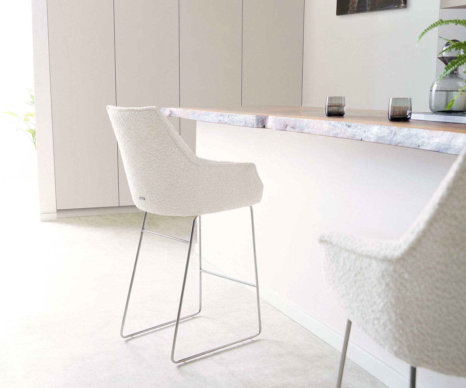 Chaise-de-bar Alja-Flex Bouclé Blanc Cadre à patins en acier inoxydable Ressorts ensachés 3