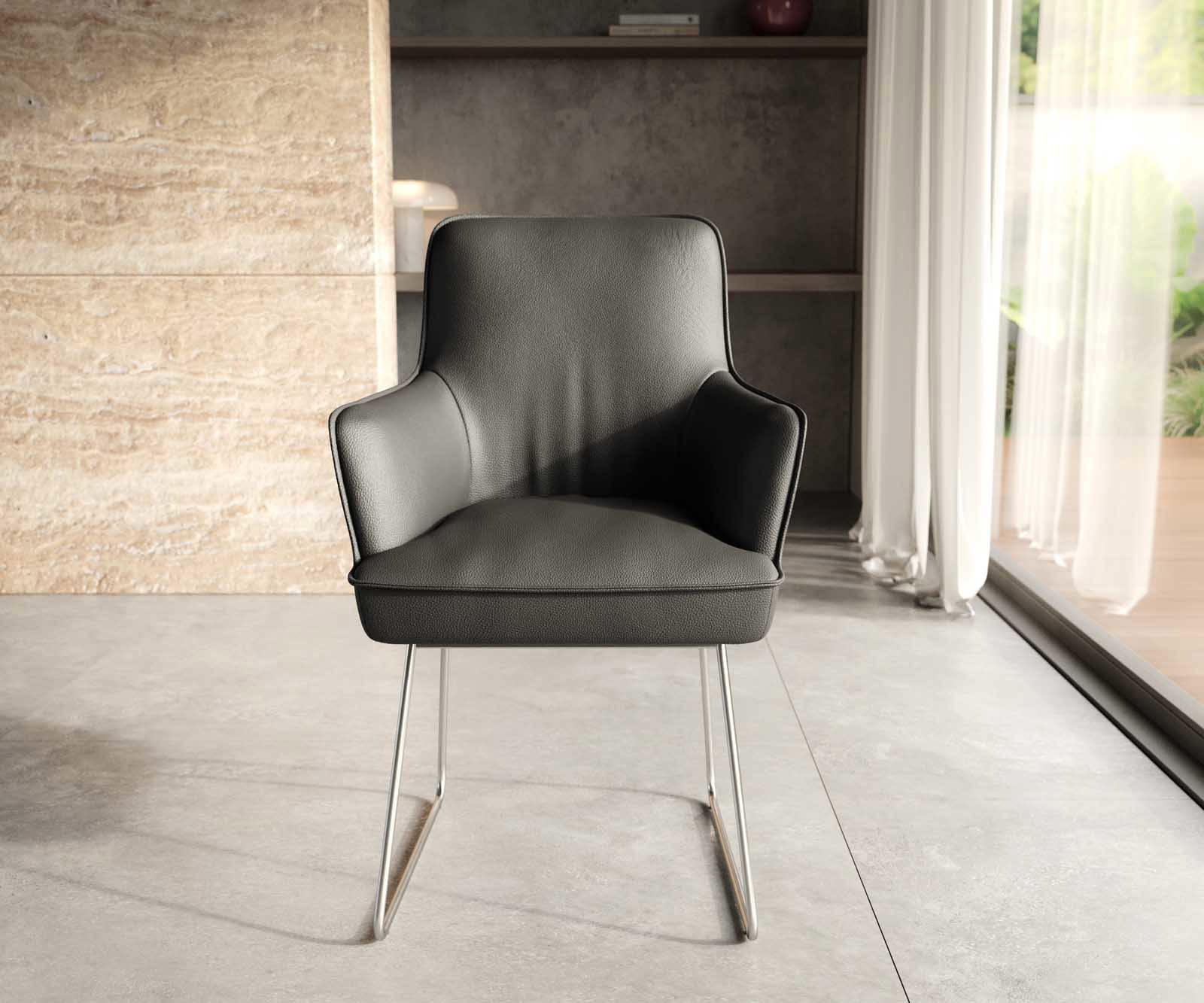 Chaise-de-salle-à-manger Heira-Flex avec accoudoirs cuir de vache noir pied trapèze acier inoxydable brossé ressorts ensachés 1 Chaise-de-salle-à-manger Heira-Flex avec accoudoirs cuir de vache noir pied trapèze acier inoxydable brossé ressorts ensachés 1