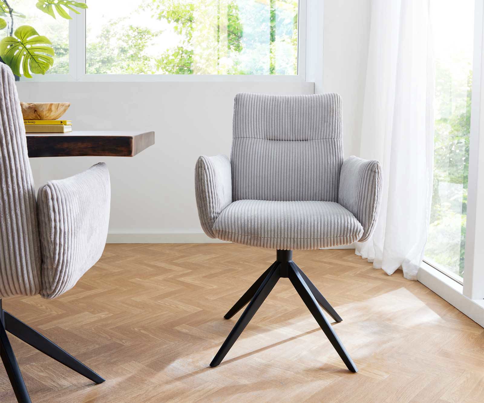 Chaise-pivotante Jova-Flex avec accoudoirs côtelé gris argenté pied croisé large noir pivotement sur 360° ressorts ensachés 1 Chaise-pivotante Jova-Flex avec accoudoirs côtelé gris argenté pied croisé large noir pivotement sur 360° ressorts ensachés 1