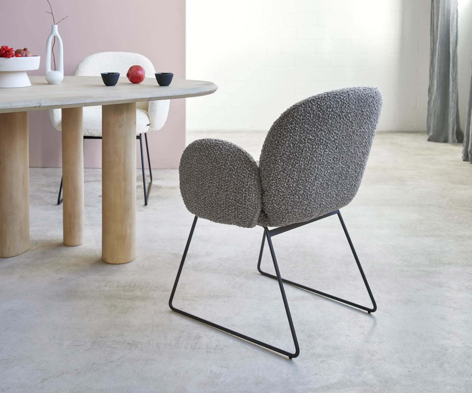 Chaise-de-salle-à-manger Nube-Flex avec accoudoirs bouclé gris argenté pied trapèze noir ressorts ensachés 3 Chaise-de-salle-à-manger Nube-Flex avec accoudoirs bouclé gris argenté pied trapèze noir ressorts ensachés 3