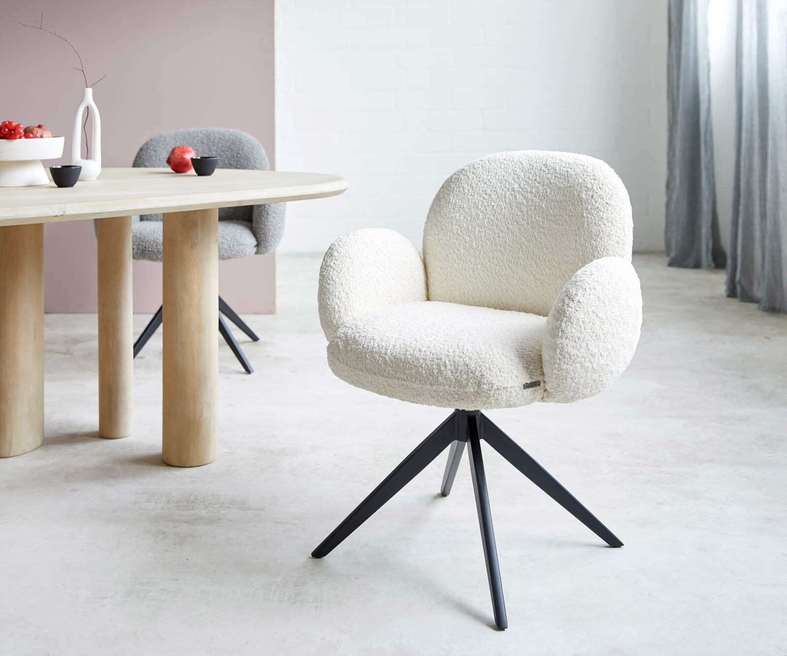 Chaise-pivotante Nube-Flex avec accoudoirs bouclé blanc pied croisé large noir pivotement sur 360° ressorts ensachés