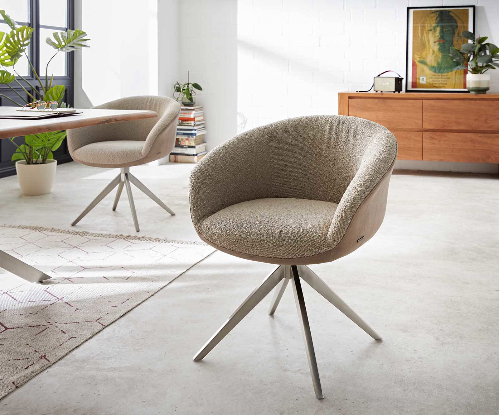 Chaise-pivotante Vinka-Flex avec accoudoirs tissu mixte couleur boue pied croisé large acier inoxydable brossé pivotement sur 360° ressorts ensachés