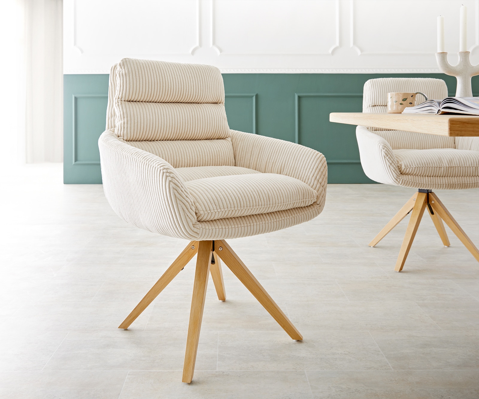 Chaise-de-salle-à-manger Abelia-Flex avec accoudoirs côtelé beige vintage pied en bois angulaire naturel Chaise-de-salle-à-manger Abelia-Flex avec accoudoirs côtelé beige vintage pied en bois angulaire naturel