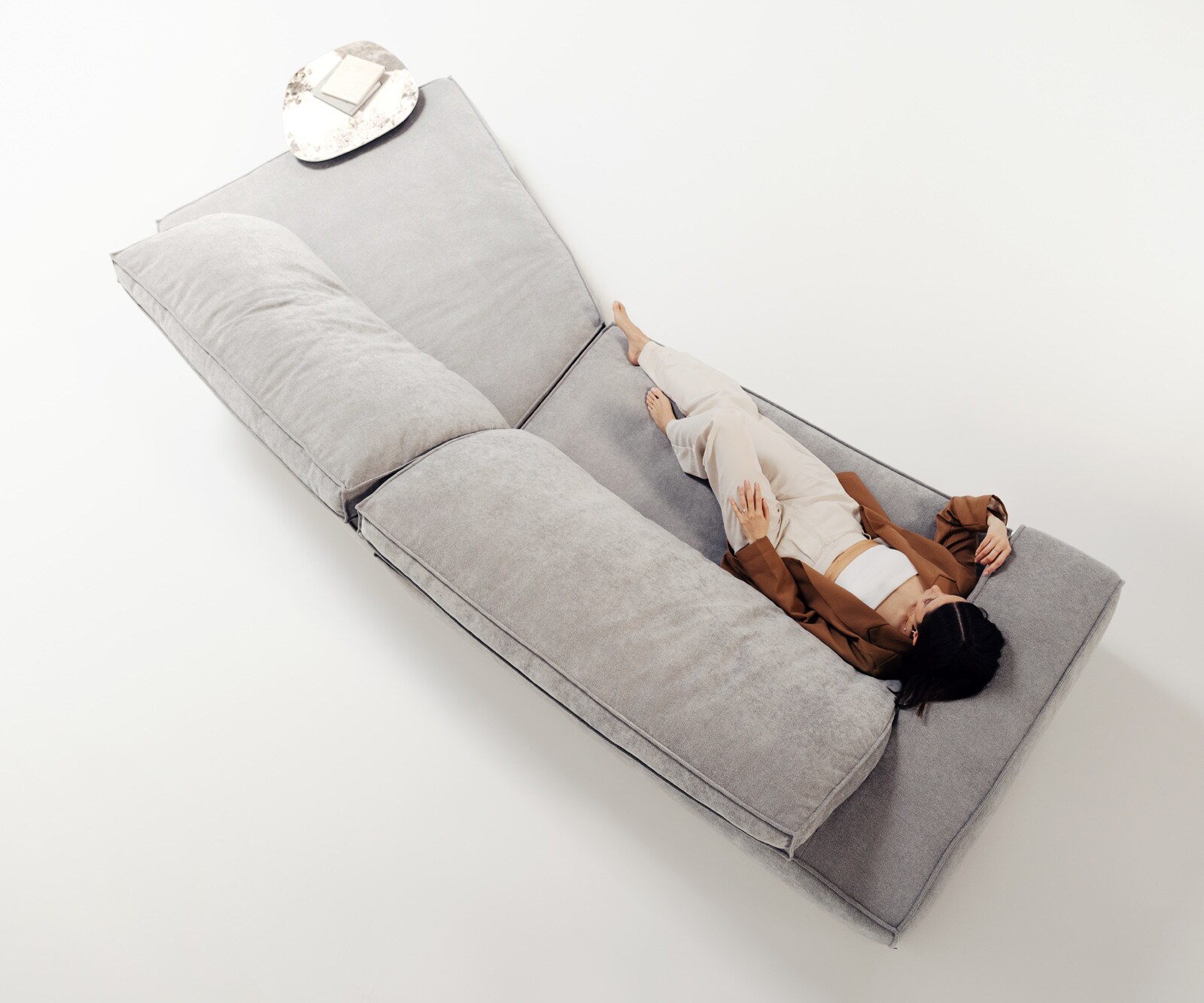 Bigsofa Snoosh 400x150 cm Tissu structuré gris soft avec méridienne à droite 1