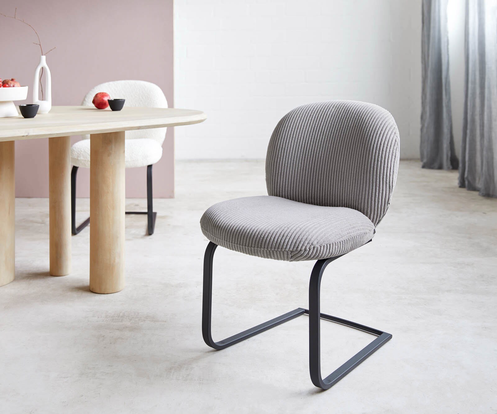 Cantilever Nube-Flex côtelé gris argenté pied cantilever plat noir ressorts ensachés Cantilever Nube-Flex côtelé gris argenté pied cantilever plat noir ressorts ensachés