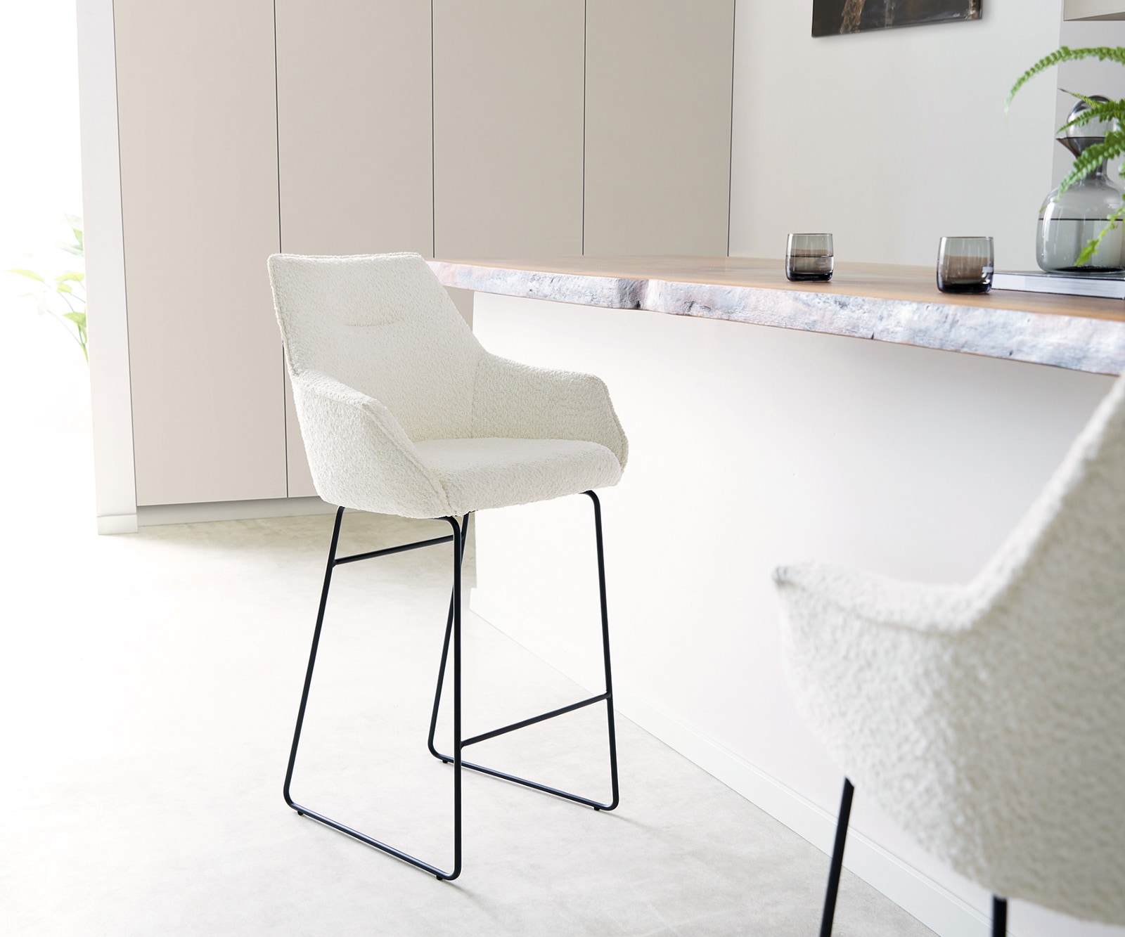 Chaise-de-bar Alja-Flex Bouclé Blanc cadre à patins métal noir ressorts ensachés 1