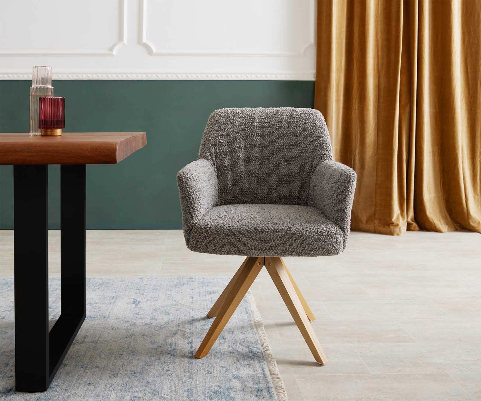 Chaise-pivotante Xana-Flex avec accoudoirs bouclé gris argenté pied en bois angulaire naturel pivotement sur 180° ressorts ensachés 1 Chaise-pivotante Xana-Flex avec accoudoirs bouclé gris argenté pied en bois angulaire naturel pivotement sur 180° ressorts ensachés 1